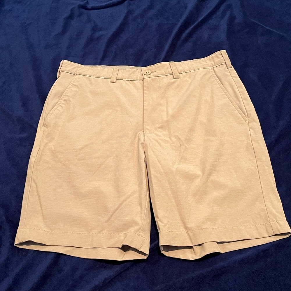 ⭐️ EUC - Attack Life by Greg Norman Beige Stretch Shorts Men's Size 32